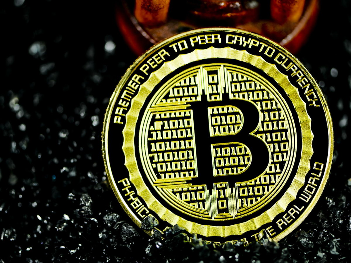 Giá bitcoin tăng vọt lên đỉnh 2 năm rưỡi do kỳ vọng về quỹ ETF
